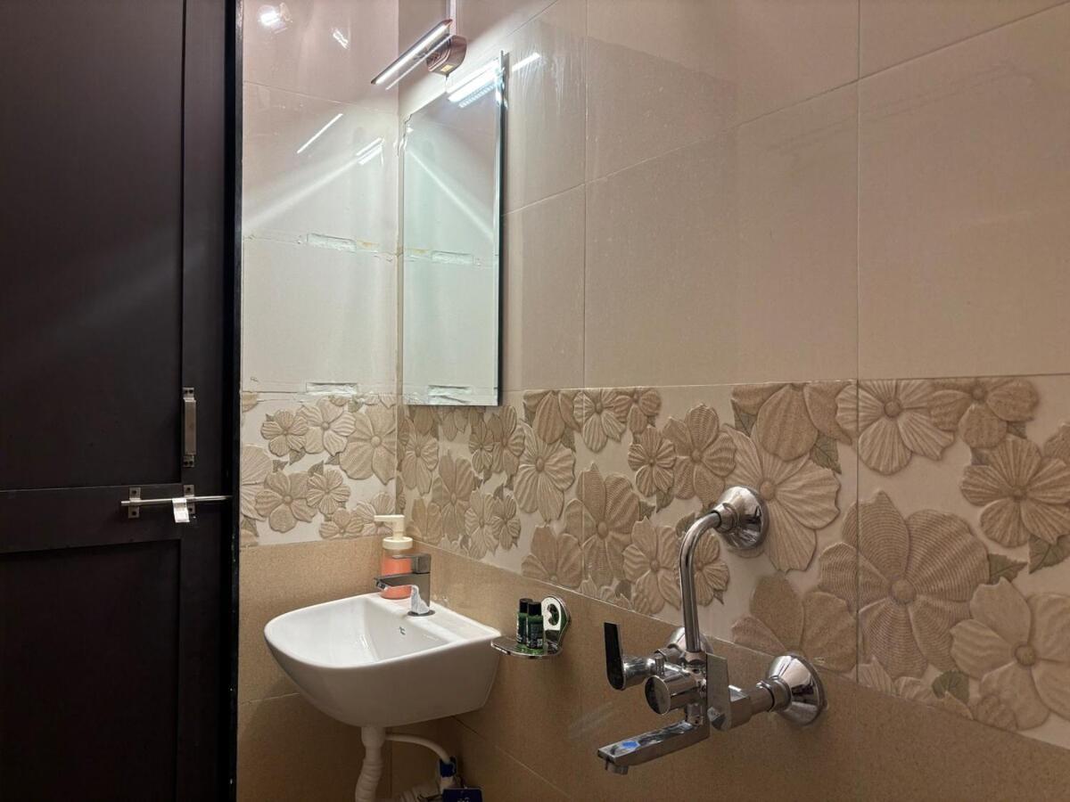 Stylish 1bhk Near Airport By Cozycave - Plg201